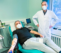 Prof. Dr. Denis Schewe bei der Blutspende